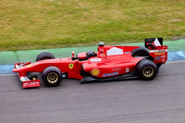 周冠宇加盟凯迪拉克F1车队 2026赛季搭档佩雷兹开启新篇章